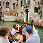 Historical Flat In Cannaregio, דירה *