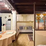 Historical Flat In Cannaregio, דירה *