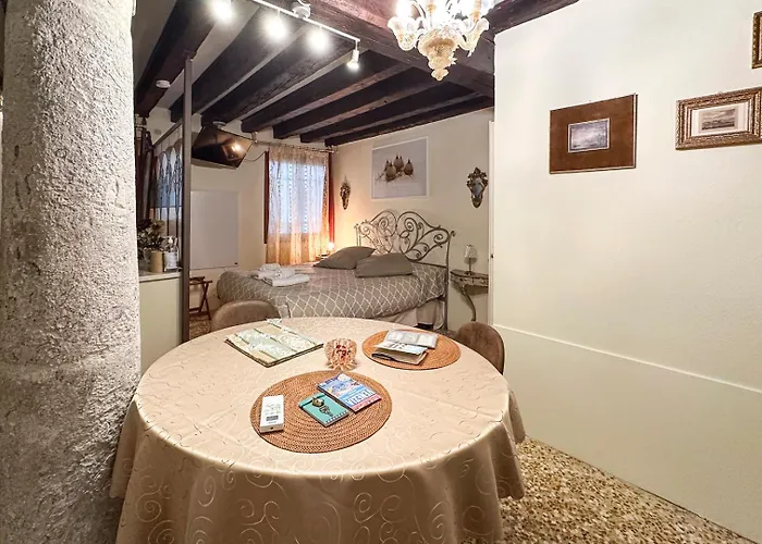 Historical Flat In Cannaregio, Βενετία