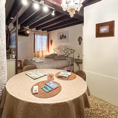 Historical Flat In Cannaregio, Benátky